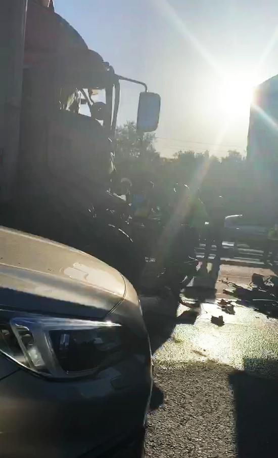 北京东五环一货车追尾车头变形 车内2人1死1伤