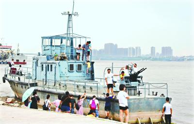 园方建议市民不要冒险爬上退役交通艇，以免出现意外。  长江日报 图