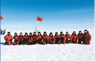 1月16日,中国第35次南极科考队昆仑队队员来到海拔4093米的南极冰盖最高点冰穹A,在南极冰盖之巅换上了一面崭新的国旗。图为队员们在此处合影。新华社记者 刘诗平摄