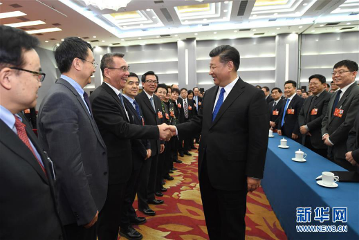 2018年3月4日下午,中共中央总书记、国家主席、中央军委主席习近平看望参加全国政协十三届一次会议的民盟、致公党、无党派人士、侨联界委员,并参加联组会,听取意见和建议。新华社记者 李学仁 摄