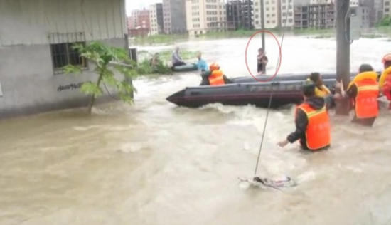 视频：广东汕头大雨街道成河 孩童紧抱电线杆瑟瑟发