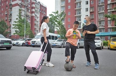 7月20日,在北京某小区,路子宽一家正在等待中介看房。