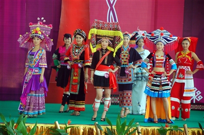  美丽的瑶族传统服饰。