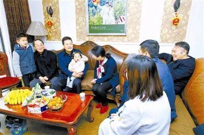 江西省纪委领导在省纪委干部家中走访。 刘健 摄