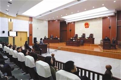 去年12月27日，继母投毒杀害3岁继子案在镇江市中级法院开庭审理。图/视觉中国