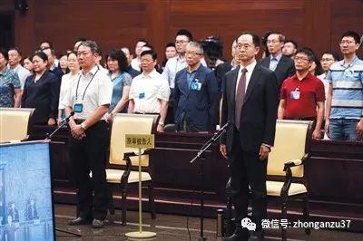 ▲5月31日上午，张文中身穿黑西装、白衬衫，打着红领带出现在最高法第一法庭。&nbsp;&nbsp;&nbsp;&nbsp;最高法供图