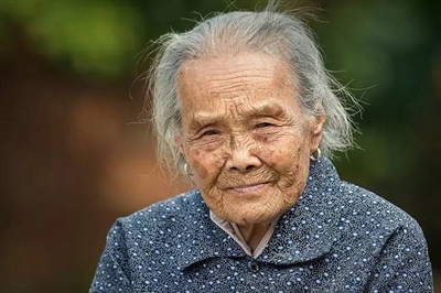 百岁老人照顾智障儿超半世纪 去世后村里接棒