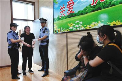 昨日,王某被控盗窃罪在密云法院受审,她流泪向母亲致歉。新京报记者 刘洋 摄