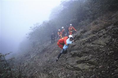 两名女生结伴爬山误入歧途 悬崖上被困3小时(图)