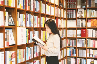 喜爱阅读的读者在江苏南通凤凰书城品味书香、休闲度假。许丛军摄(人民视觉)