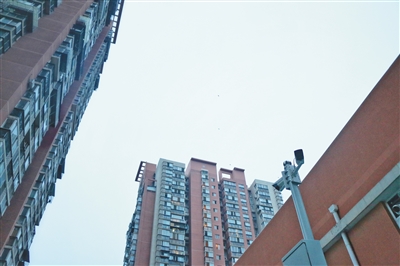 6月26日，北京市大屯里小区103号楼与105号楼南侧车棚中间，安装了两个摄像头，分别监控东西两栋楼层的高空抛物行为。新京报记者 郑新洽 实习生 陈婉婷 摄