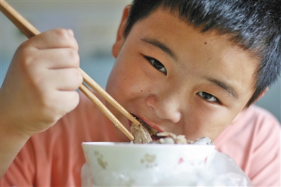 9月8日,路子宽在病房里大口吃饭,为了达到捐献标准,他已经增肥了三十多斤。