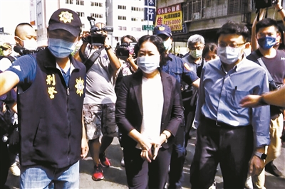 15日,高雄当地检察官洪瑞芬(前中)到访起火大楼供图/视觉中国