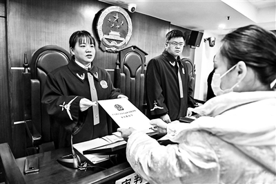 1月6日，湖南长沙市天心区人民法院发出《家庭教育令》供图/视觉中国