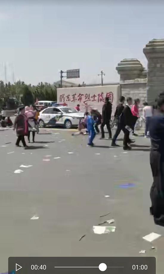 胶东革命烈士陵园正门口。 赵先生提供视频截图