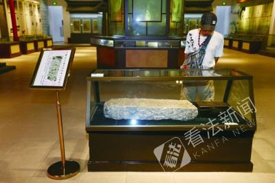张家湾博物馆展出的曹雪芹墓葬刻石 摄/法制晚报·看法新闻 记者 黑克