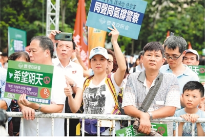 8月3日，香港市民在“希望明天”反暴力音乐集会上。新华社记者 吴晓初摄