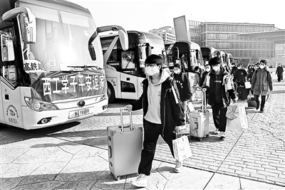 16日，西安工业大学未央校区学生准备乘坐统一安排的大巴前往车站供图/新华社