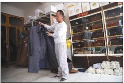 4月1日，高阳（化名）拿出一件最近流行的用于殡葬的风衣套装。