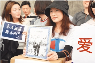 的漫画。 新华社记者 吴晓初摄