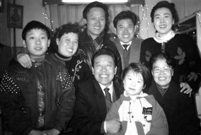 单田芳全家福。图片出自《言归正传:单田芳说单田芳》/由中国工人出版社提供