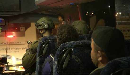 “白头盔”组织的一些成员在以色列国防军的护送下前往约旦 图源：以色列国防部