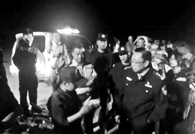 2日凌晨,1200名徒步者被民警找到