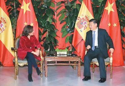 △习近平在西班牙大加那利岛会见西班牙副首相萨恩斯
