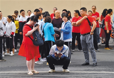 陈经纶中学（本部），一名考生正利用考前最后时间复习。新京报记者 李木易 摄