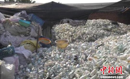 不少一次性输液管、一次性注射器、针头等危险医疗废物,随意混杂丢弃,暴露在外。 警方资料图