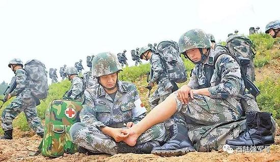 拉练中为伤病战士进行针灸治疗。