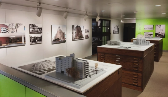 陈列于宾大建筑档案馆的“中国建造”展历史展区局部。林中杰摄
