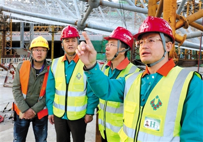 北京城建集团新机场建设副总指挥李建华（右一）在施工现场。受访者供图