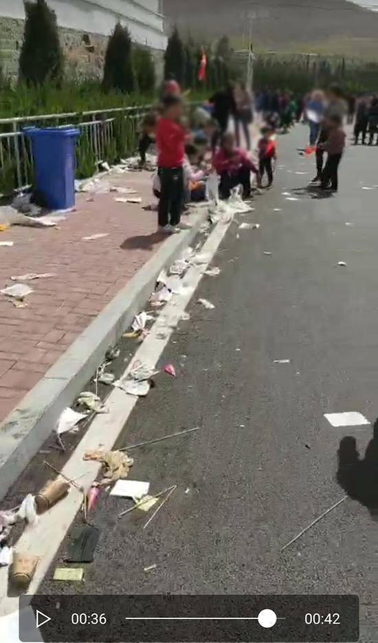 陵园正门内不远处,可以看到垃圾遍地。 赵先生提供视频截图