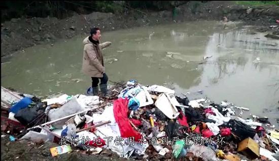干昌友家附近一处深坑，因非法倾倒垃圾可能污染地下饮用水。