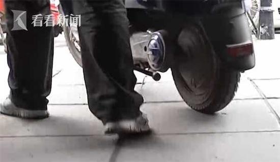 男子为筹毒资偷电瓶被围殴致死 10人滥用私刑被诉