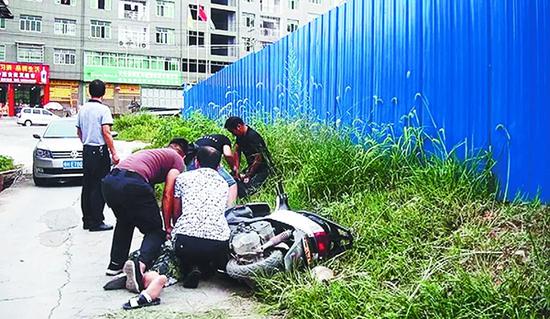 两男子前来交易时，被民警当场控制。