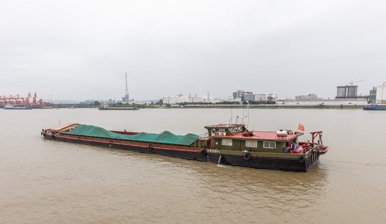 江西九江，货运船舶在长江水面上穿梭  图源：视觉中国