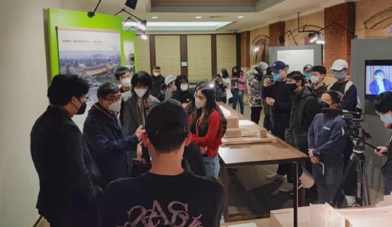 展览现场,张永和教授(左二)与学生热烈互动。Ariel Genadt 摄