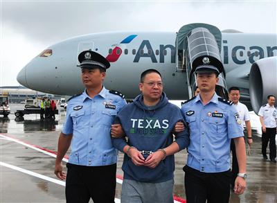 7月11日，在北京首都机场，许超凡（中）被强制遣返回国。新华社记者 殷刚 摄