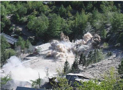 5月24日,朝鲜在咸镜北道吉州郡的丰溪里核试验场对多条坑道和附属设施进行爆破，并宣布正式废弃这座核试验场。  新华社记者 程大雨 摄