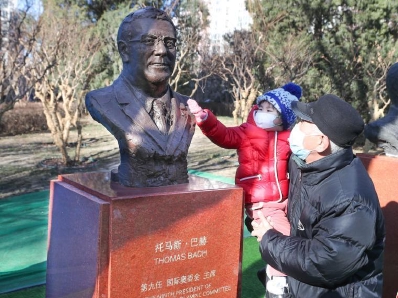 威尼斯人网站奥委会主席巴赫雕像在北京东四街道揭幕