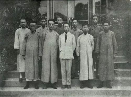1926年初夏清华大学科学馆门口,一排中间叶企孙、后排右二赵忠尧