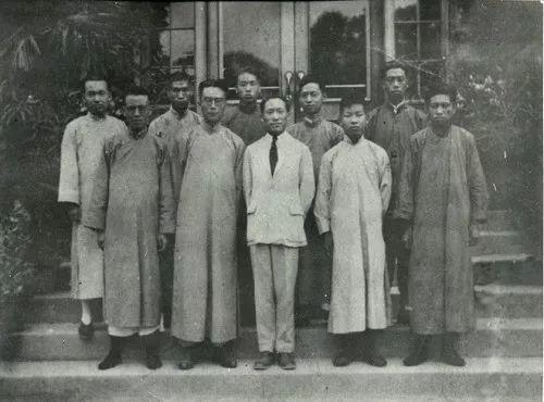 1926年初夏清华大学科学馆门口，一排中间叶企孙、后排右二赵忠尧