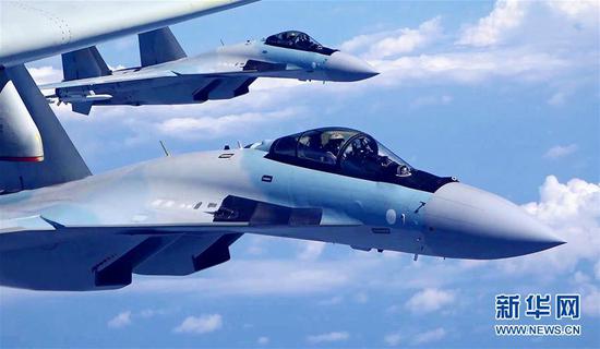 5月11日,空军苏-35战机与轰-6K战机编队飞行。 新华社发(刘锐 摄)
