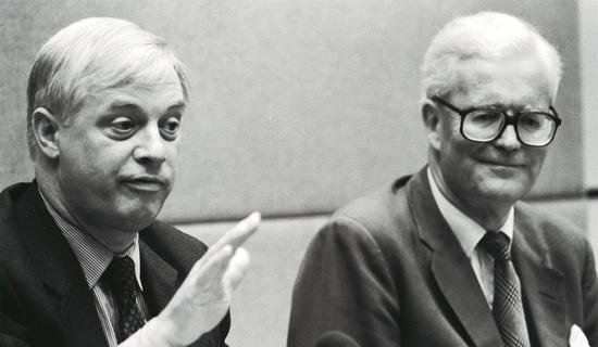 1991年,道格拉斯·赫德(右)和彭定康在一场新闻发布会上。图自港媒