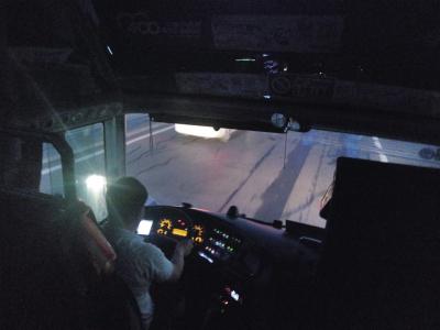 长治至郑州的客车上，该车驾驶员在用微信聊天。