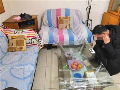 在传销窝点的这个沙发上,每天都会有一对一洗脑式座谈,一旁的黑衣男子负责督导。