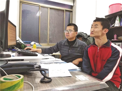 兰州大学教授徐守军助脑瘫旁听生谢炎廷读到“博士”。图为徐守军(左)与谢炎廷(右)在研究课程。资料图片/受访者提供