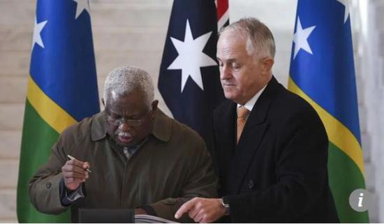 所罗门群岛总理里克·霍尼普韦拉（左）和澳大利亚总理特恩布尔在澳大利亚国会大厦举行的项目签约仪式上。（法新社）